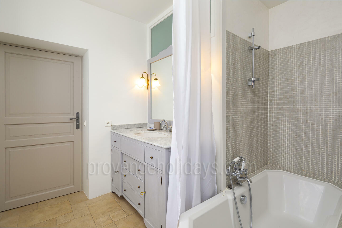 32 - Villa Luberon: Villa: Bathroom