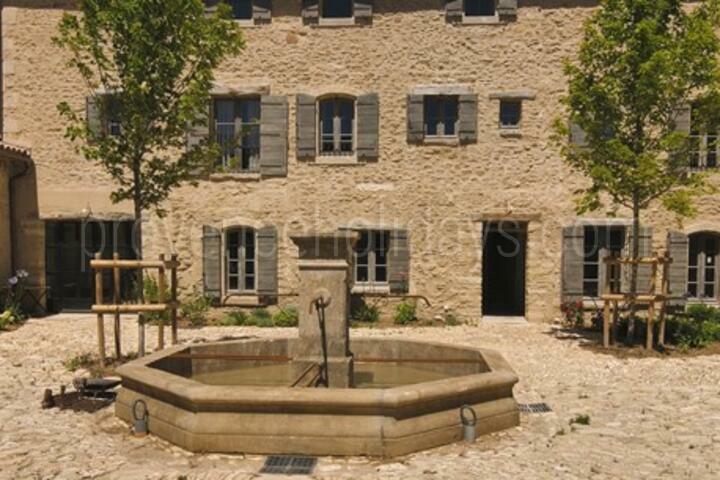 Exceptional Property For Sale in the Luberon Le Grand Mas: Exterior - 3