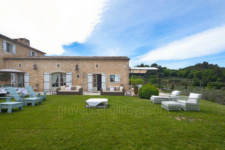 16 - Outstanding Property with Wonderful Views of the Luberon: Villa: Exterior