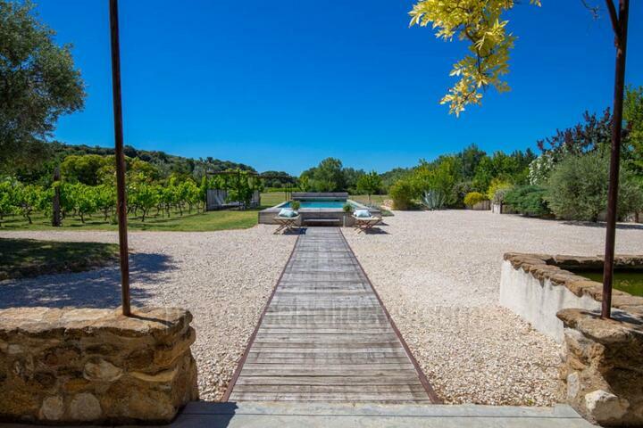 Modern Holiday Rental Within Walking Distance to the Village 13 - Villa Beaumes: Villa: Exterior