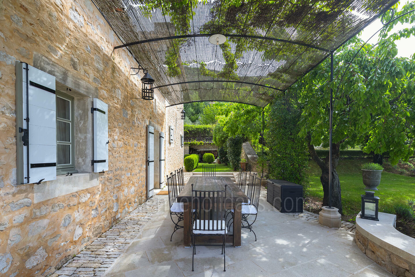 24 - Outstanding Property with Wonderful Views of the Luberon: Villa: Exterior