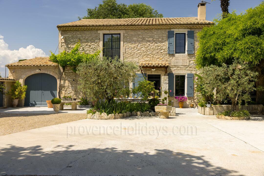 Luxury Holiday Rental with Heated Pool in Saint-Rémy-de-Provence 4 - Mas de l\'Oiseau: Villa: Exterior