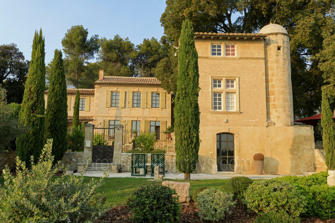 Luxury Holiday Rental with a Heated Pool in the Alpilles 6 - Domaine Bernard: Villa: Exterior