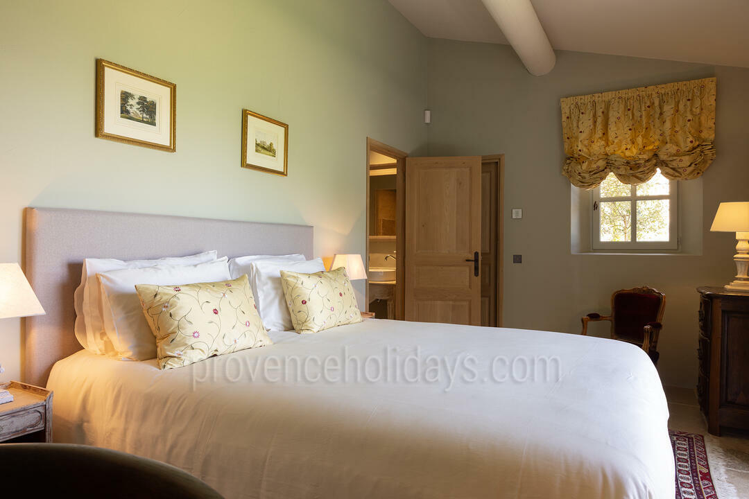 Luxurious Farmhouse with splendid views over Gordes and the Luberon Valley 5 - Mas de Bel Air: Villa: Bedroom