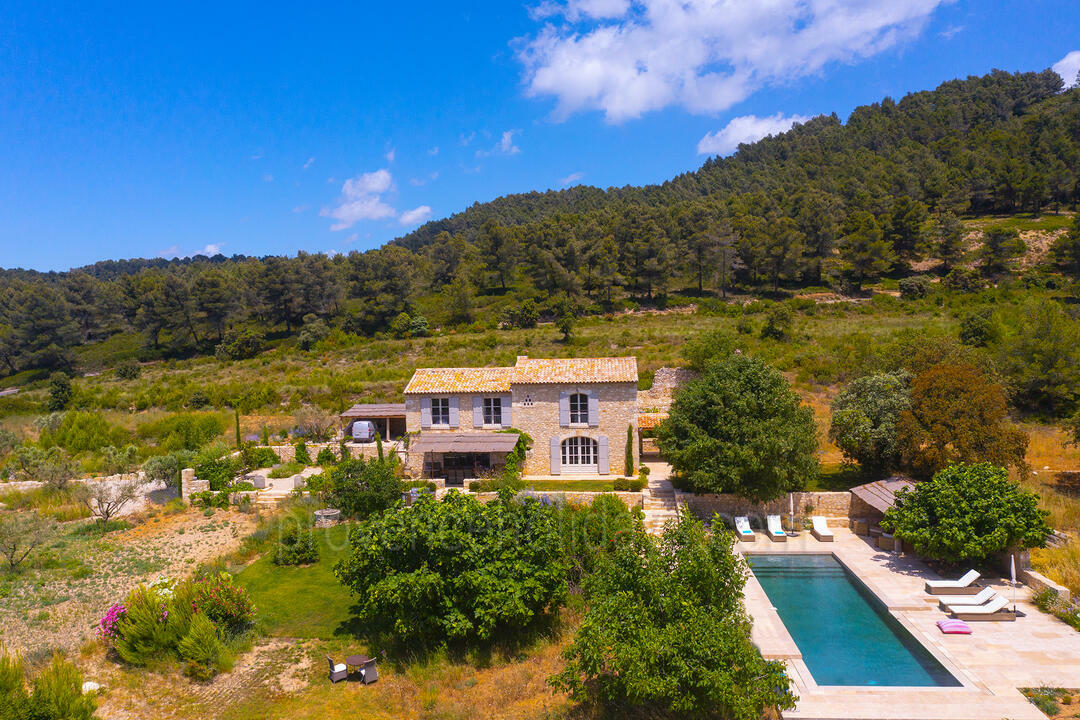 Fully Renovated Farmhouse with Heated Pool and Jacuzzi Mas des Baux: Exterior - 13