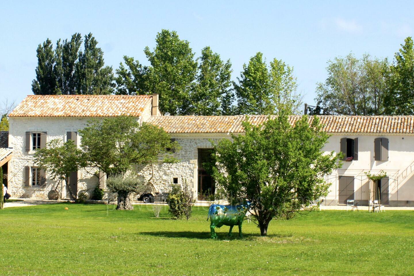 Beautiful Farmhouse for Twenty Guests in the Luberon 1 - Mas des Vignes: Villa: Exterior