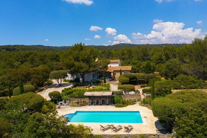 Luxury Property with Heated Pool and Tennis Court in Gordes